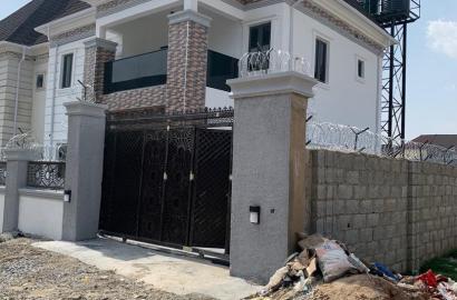 Newly built spacious and tastefully finished luxury 4 bedroom semi detached duplex in an estate Along Von road airport road lugbe Abuja.
