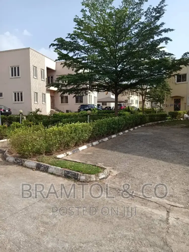 4bdrm Townhouse/Terrace in Idu Industrial for Sale