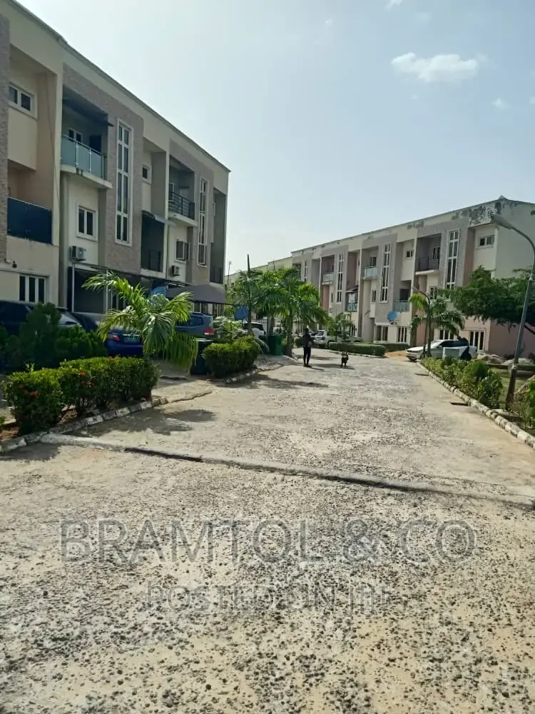 4bdrm Townhouse/Terrace in Idu Industrial for Sale