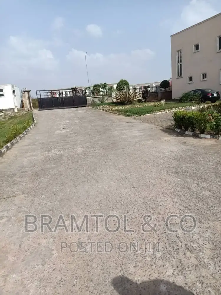 4bdrm Townhouse/Terrace in Idu Industrial for Sale