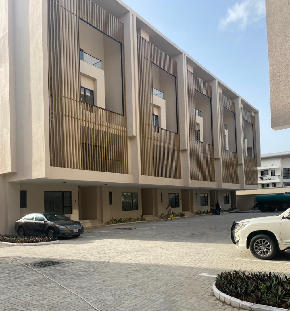 Super luxury 5bedroom townhouse with 2BQ, Swimming pool, Gym, lounge for rent off 2nd Avenue in Banana Island Ikoyi  Rent: $100k PA