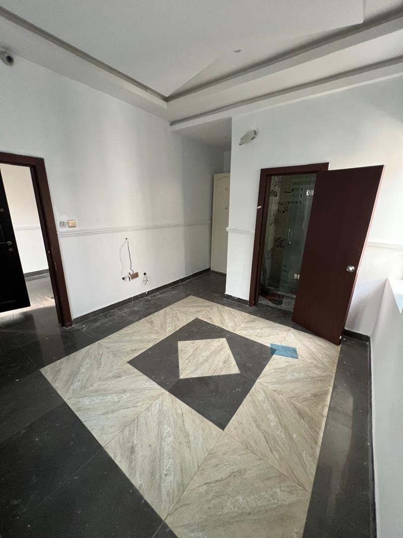 FOR SALE IN LEKKI PHASE 1  Brand new luxury 4Bedroom house, self compound, with BQ, gate house,  modern kitchen and restrooms, building approval
