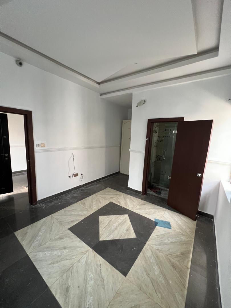 FOR SALE IN LEKKI PHASE 1  Brand new luxury 4Bedroom house, self compound, with BQ, gate house,  modern kitchen and restrooms, building approval
