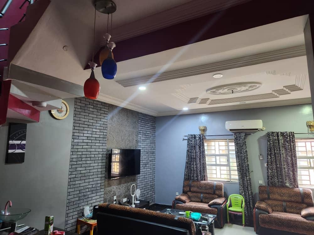 Semi detached 4 bedroom duplex in a prestigious, secured GRA  2 occupants On a tarred road Modern facilities and fittings. Rent 3M