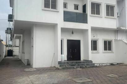 SEMI DIRECT BRIEF  🏡5 Bedroom Semi-Detached House With 2 living room and 2 bedroom bq for commercial/residential use.  📍 LOCATION: Lekki phase1