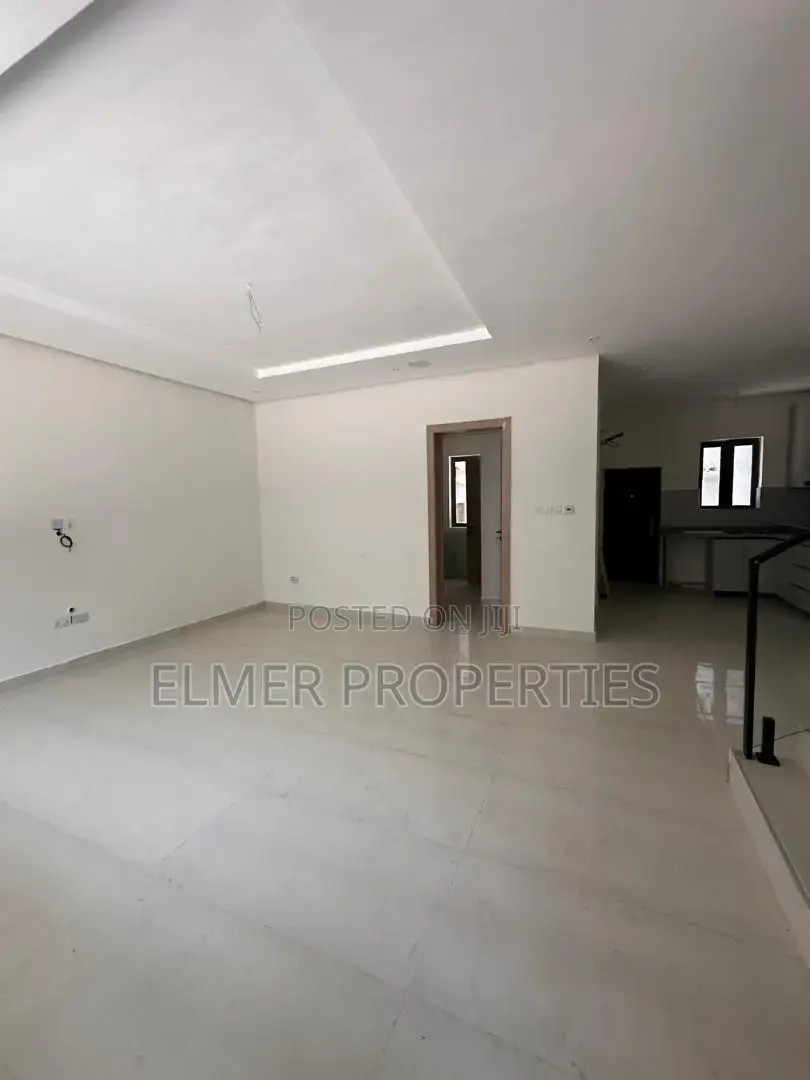 3bdrm Townhouse/Terrace in New Road, Lekki for sale