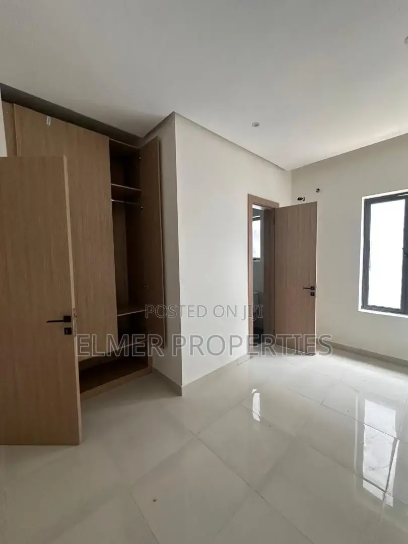 3bdrm Townhouse/Terrace in New Road, Lekki for sale