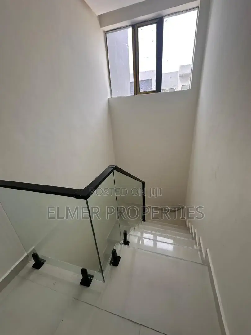3bdrm Townhouse/Terrace in New Road, Lekki for sale
