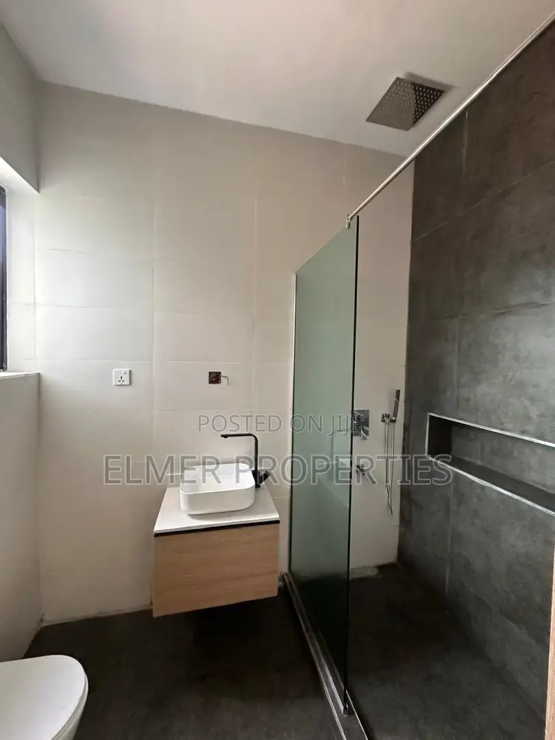 3bdrm Townhouse/Terrace in New Road, Lekki for sale