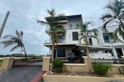 Waterfront Luxury -- 5-bedroom Detached Duplex With Penthouse