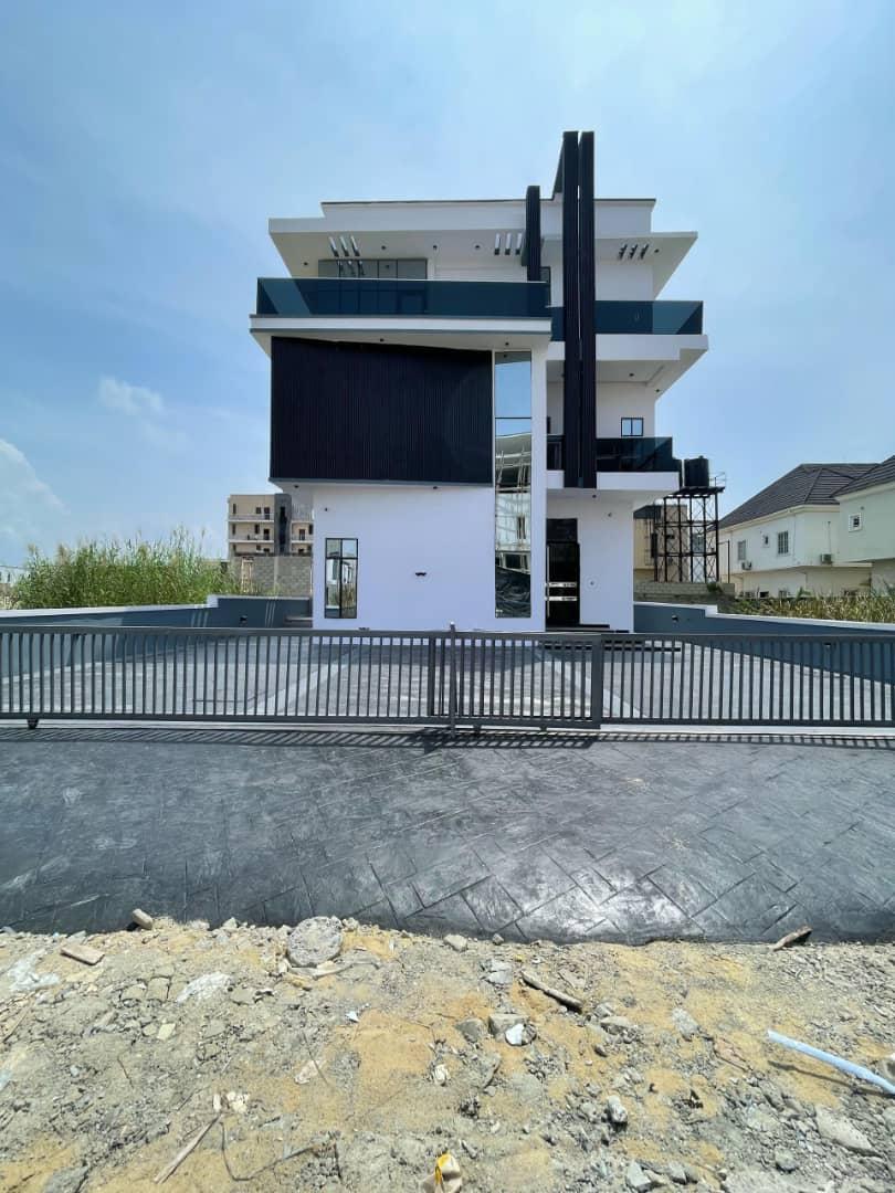 5BEDROOM FULLY DETACHED DUPLEX FOR SALE.