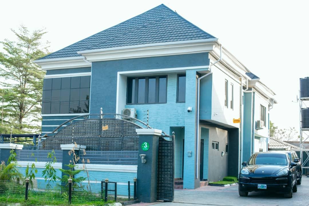 5 bedroom duplex with two rooms self contain boys quarters and everything inside will be sold along.Land size 750sqm. CITEC MBORA ESTATE, JABI EXTENTION ABUJA