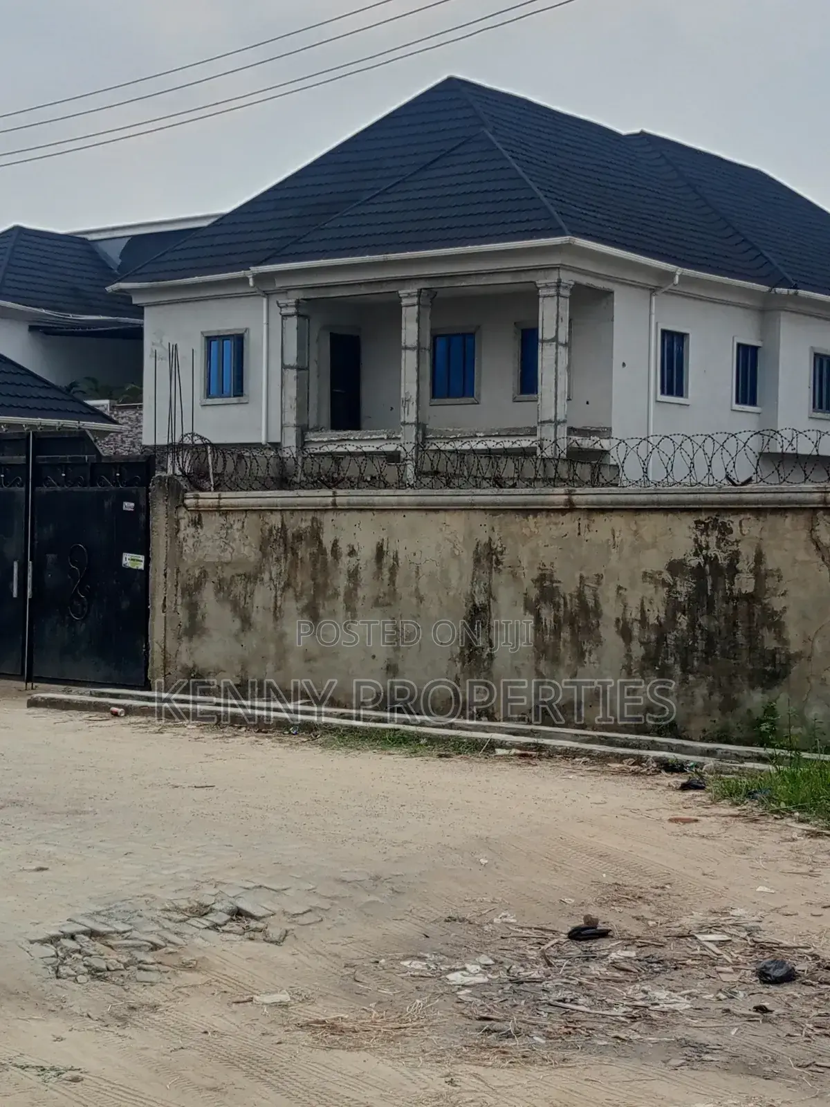 6bdrm Duplex in Goodness Estate for sale