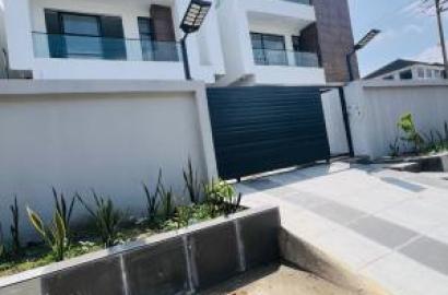 Gorgeously Finished Contemporary 4 Bed Fully Detached Duplex With Bq