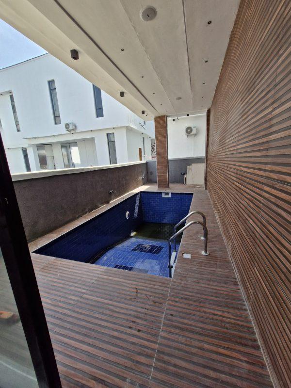 5 BED DETACHED WITH POOL Chevron Lekki  ₦400,000,000
