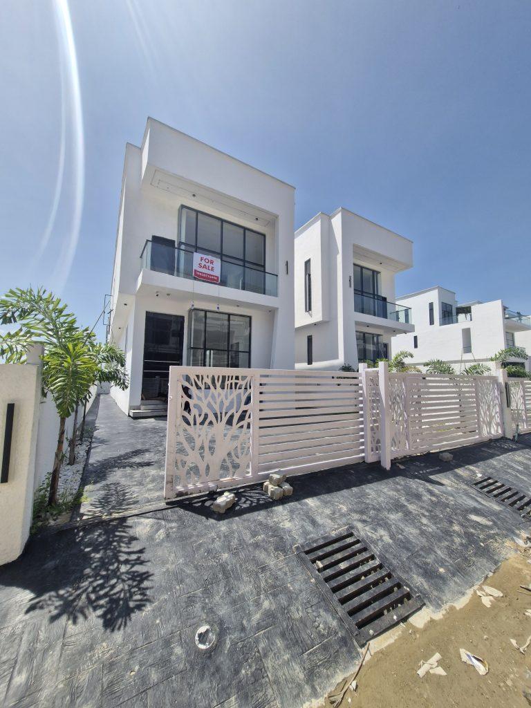 For Sale   5 BEDROOM FULLY DETACH DUPLEX WITH POOL  ,off Chevron drive, Lekki   ₦490,000,000