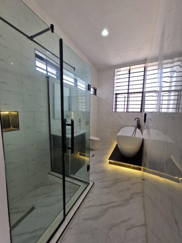 5 BED DETACHED WITH POOL Chevron Lekki  ₦400,000,000