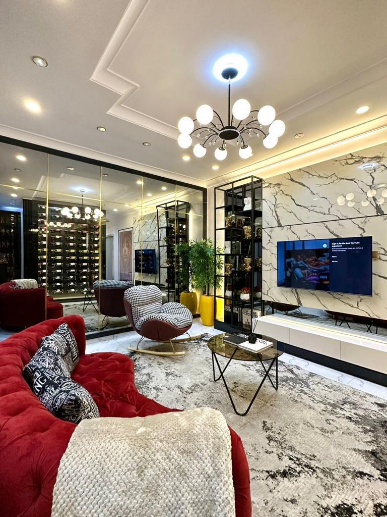 Treat yourself to a relaxing and heartfelt experience in our luxury 1 Bedroom Shortlet Apartment.
