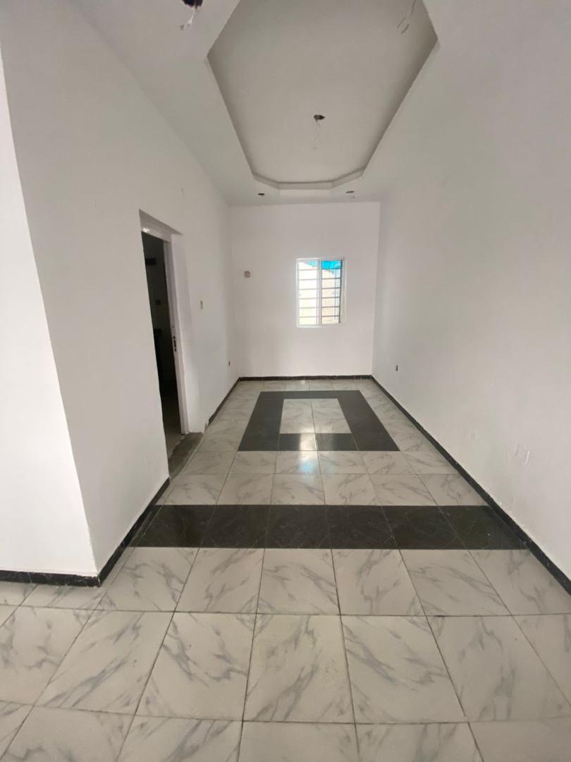 Serviced 2 Bed upstairs with balcony