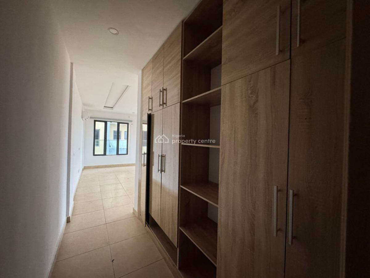 Spacious 4 Bedroom Flat With Bq