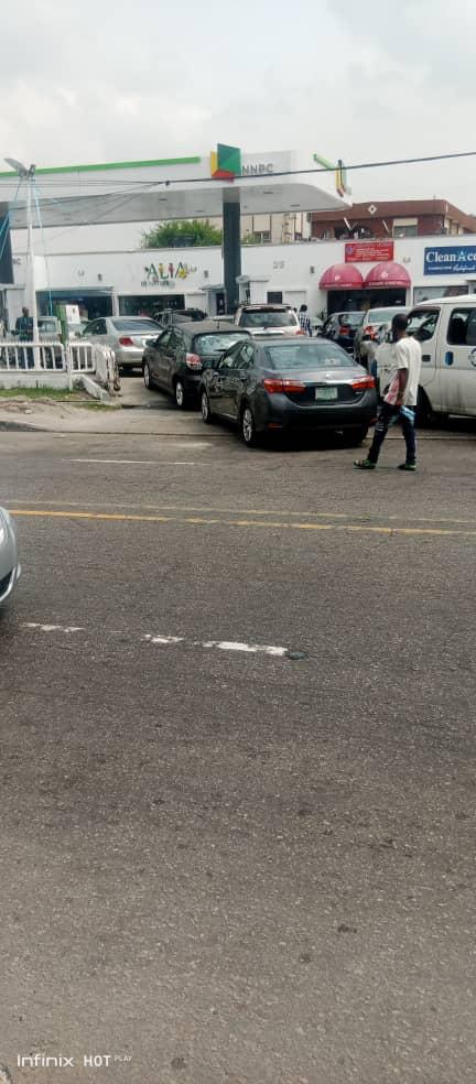 Filling station in falomo ikoyi,  lube with 6pump, 2 AGO, 3pms, 1kero, in 3 plot of land, price 4.5B