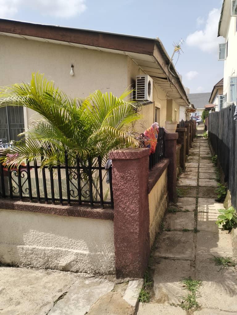 A 3 BEDROOM FLAT   LOCATION: Maitama Main. (Behind Yoruba Mosque).