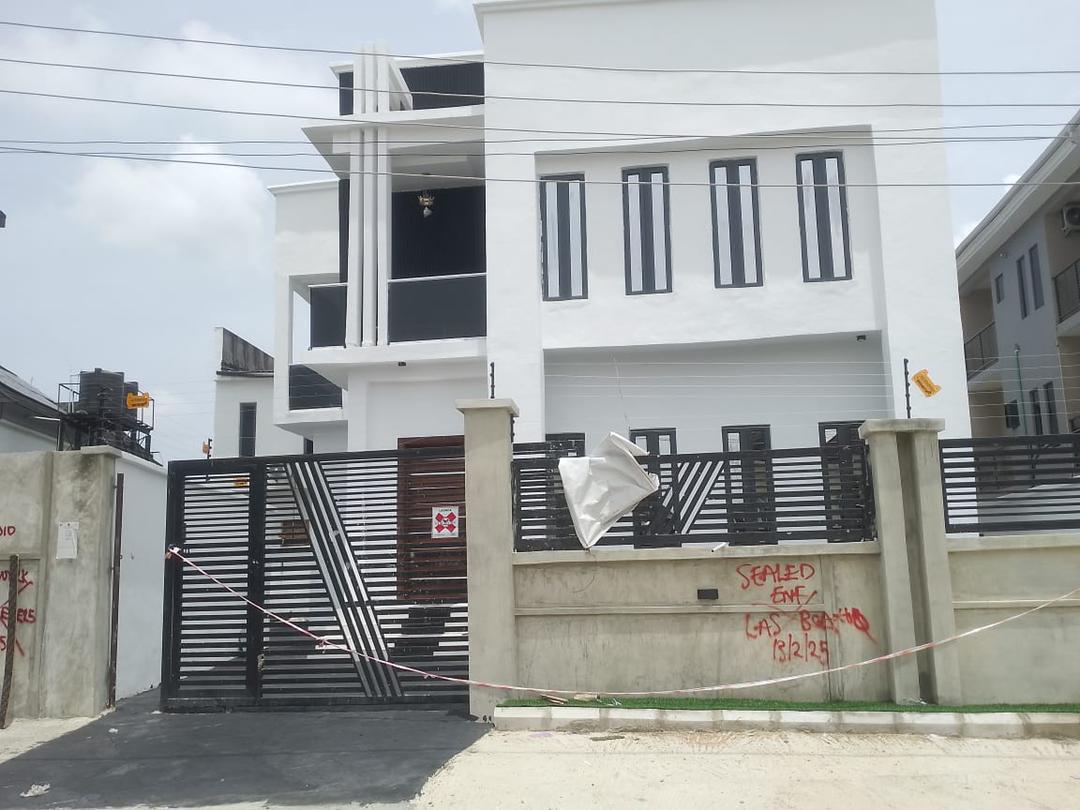 FOR SALE !! Newly Built 4 Bedroom fully detached duplex with Bq inside a call in Estate Sangotedo (Ocean Palm Estate)