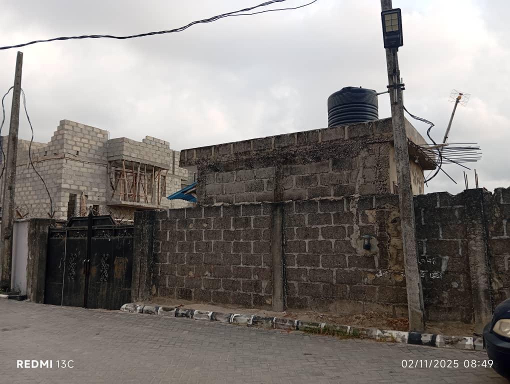 For Sale  A full plot of land (666.6 Sqm), fenced, gated, dry land and has a Room Self on it by the gate, inside Keji Olajide Estate at Majek Bus - Stop. Well developed Area