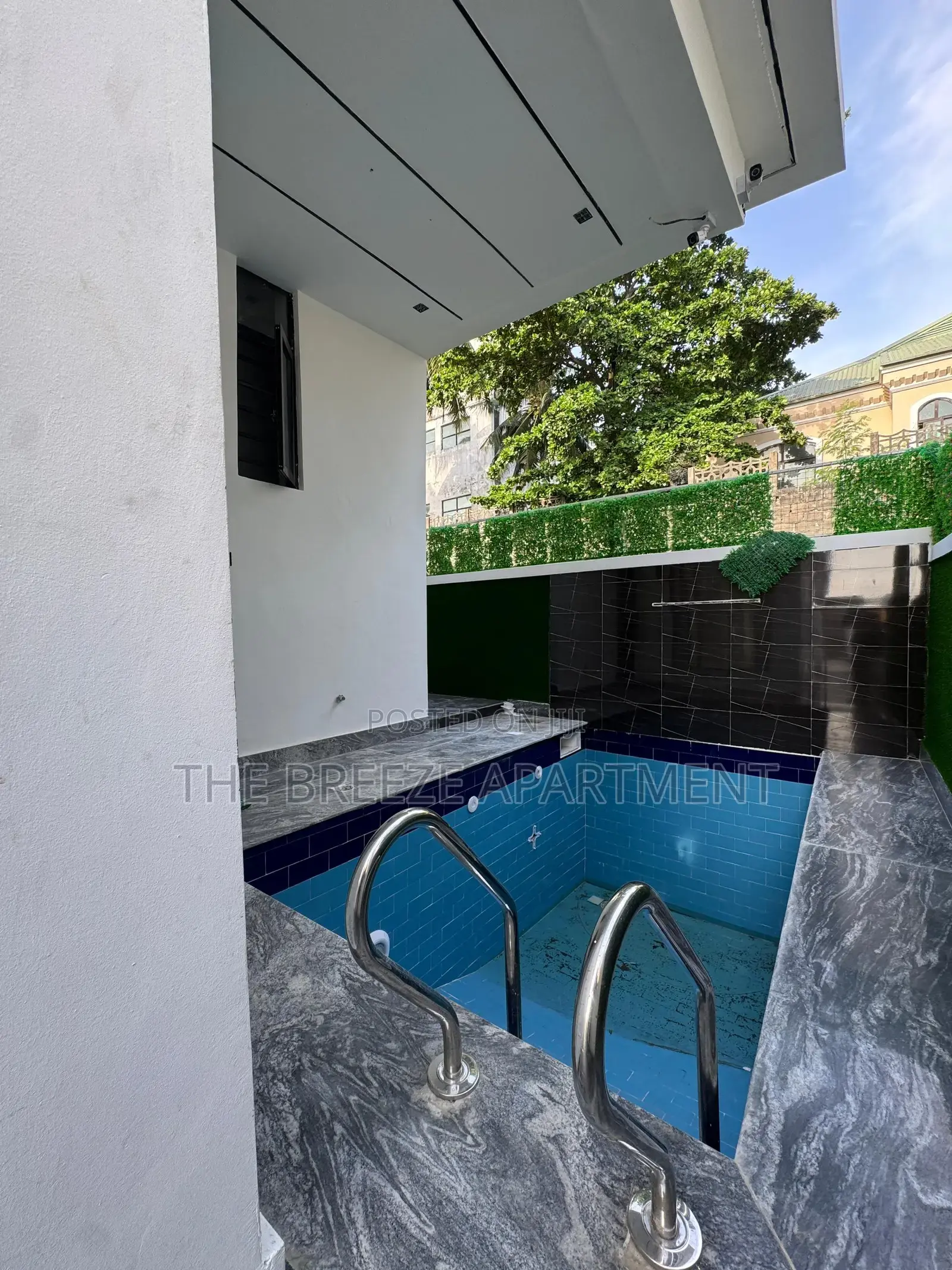 5bdrm Duplex in Chevron for sale