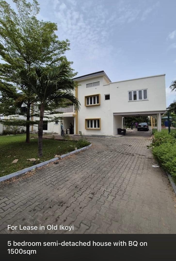 Massive standard clean 5 bedroom house with bq